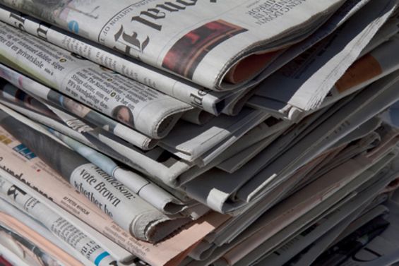 ein Stapel alter Zeitungen als Symbolbild für ein Pressearchiv